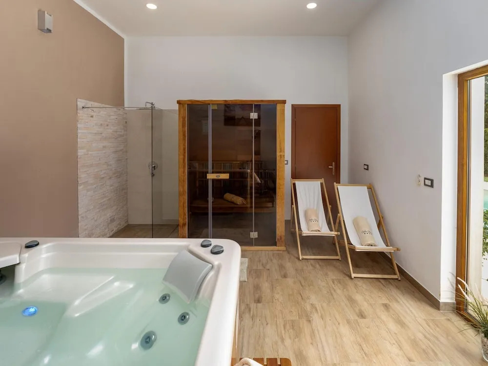 Splendid Villa in Vižinada with Hot Tub