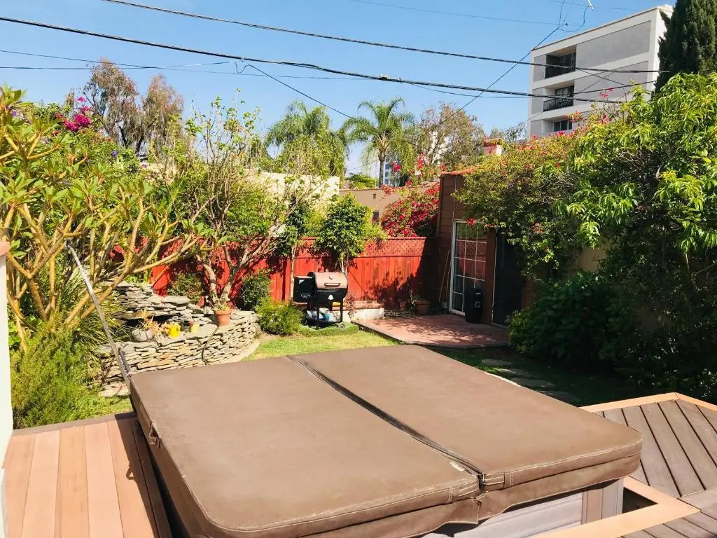 Contemporary 5 bed- 4 bath Beverly Hills Home