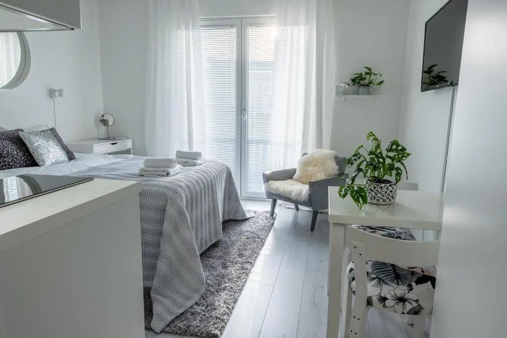 Compact high quality top floor studio in perfect location