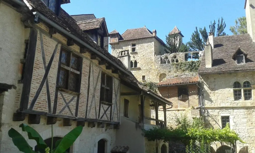 Appartements - Charme, jardin et vue imprenable en plein coeur de St-Cirq