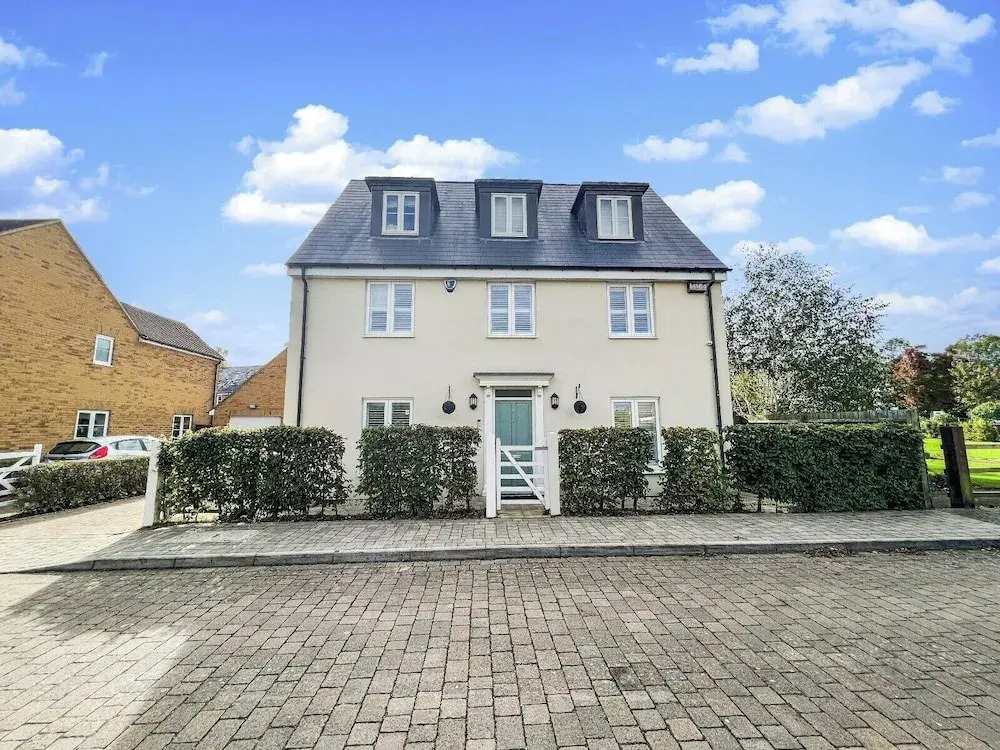 6 Bedroom House in Milton Keynes