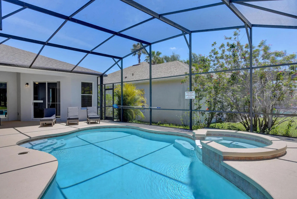 Brand New Remodeled Golf Course Pool & Spa Home, Davenport, US