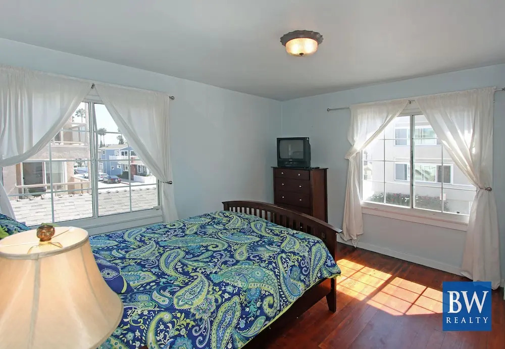 2000 W Ocean Front Liu 3 Bedroom Home