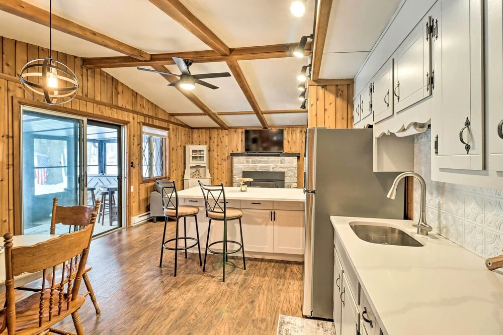 Near Skiing: Pocono Lake Cabin w/ Screened Patio