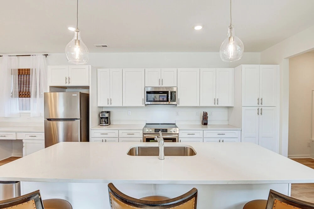 Charming Charlotte Townhome: 6 Mi to Downtown!