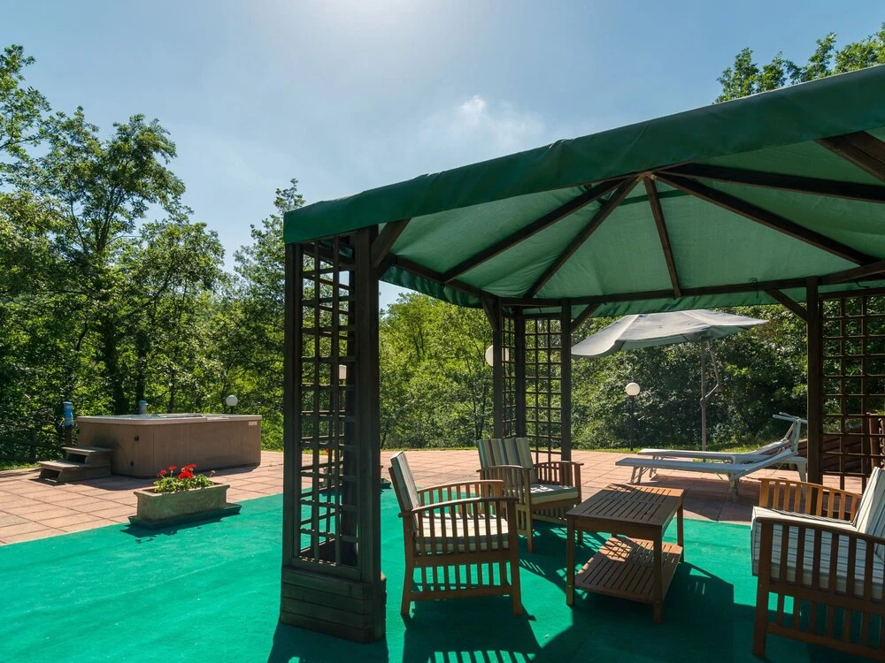 Estate With 5 Apartments, Swimming Pool, Large Garden