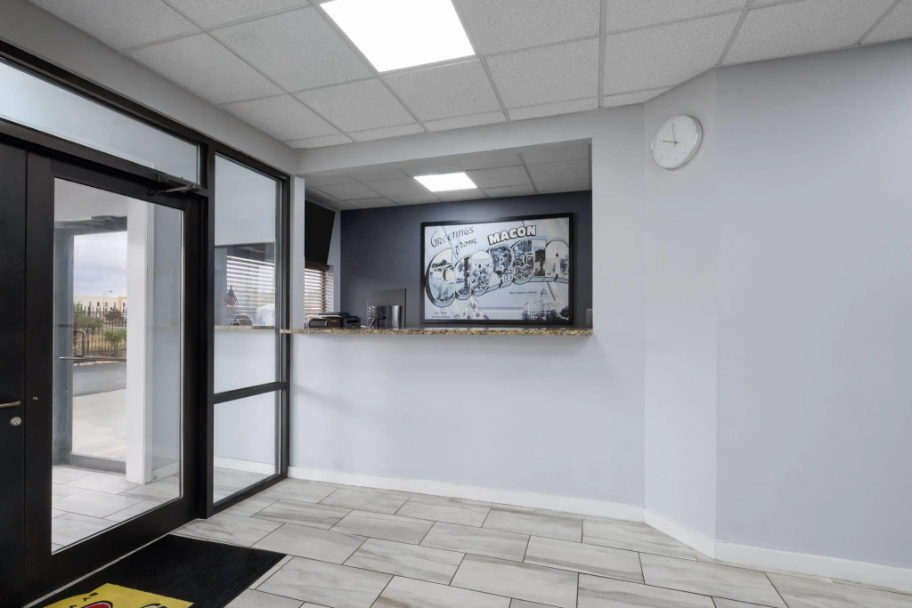 Super 8 by Wyndham Macon West