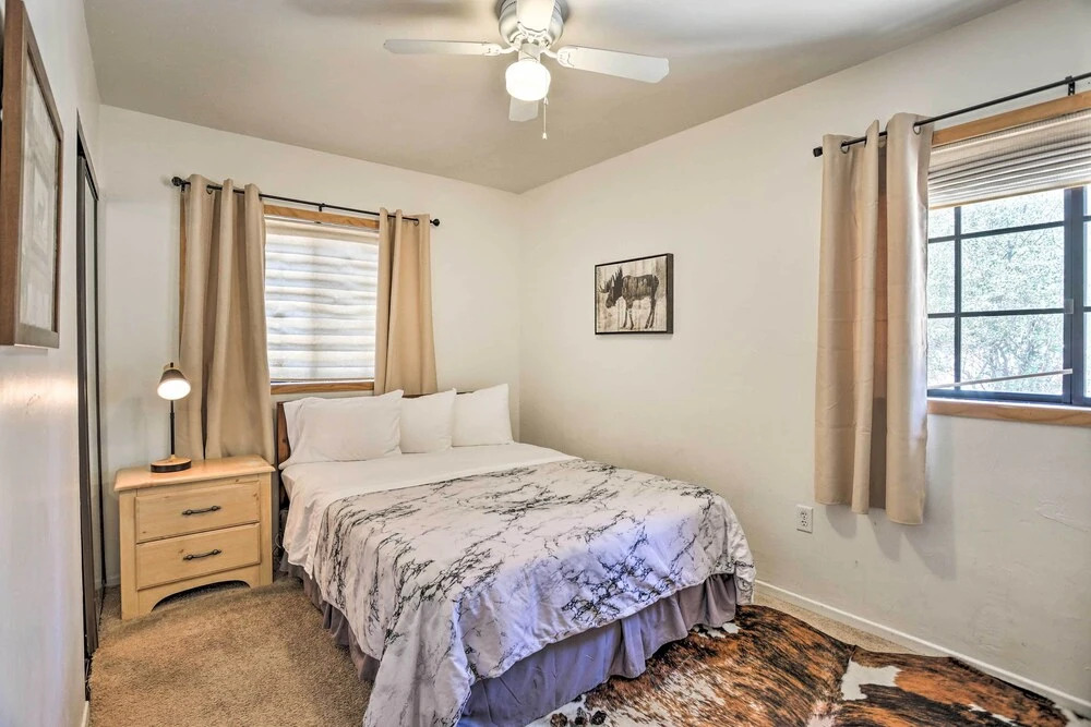 Hot Tub & Deck: Big Bear Gem Near Resorts!