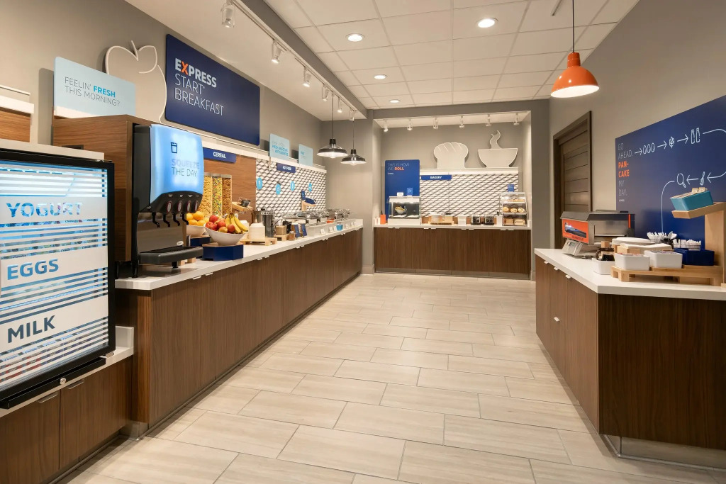 Holiday Inn Express & Suites Fresno Airport by IHG