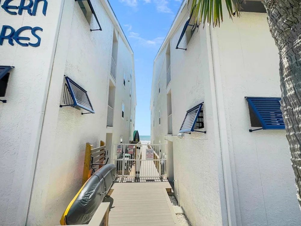 Eastern Shores - 206 1 Bedroom Condo by RedAwning