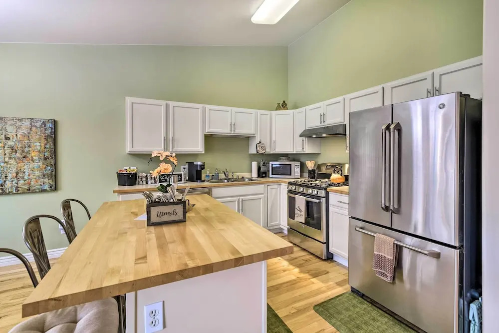 Stunning Anchorage Townhome ~ 5 Mi to Dtwn