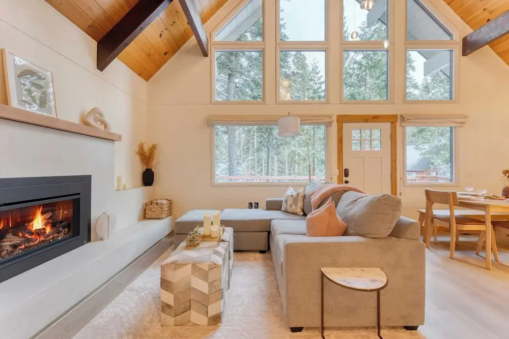 Peaceful Tahoe Retreat by Avantstay Cozy Modern Cabin Sauna, Hot Tub + Fireplace Near Lake