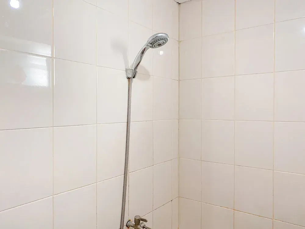 Comfy and Strategic 1BR with Extra Room at Bassura City Apartment