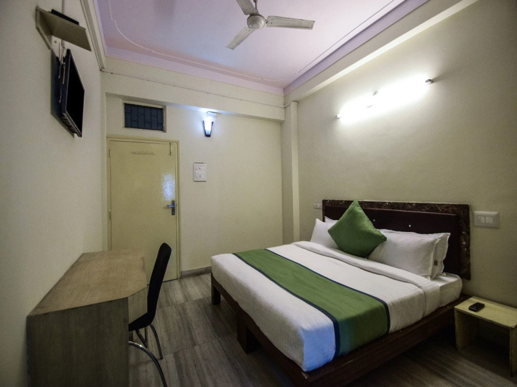 OYO 15212 Hotel Seema