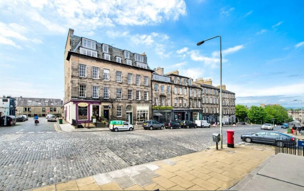 Spacious and Stylish 4-Bed Georgian Apartment