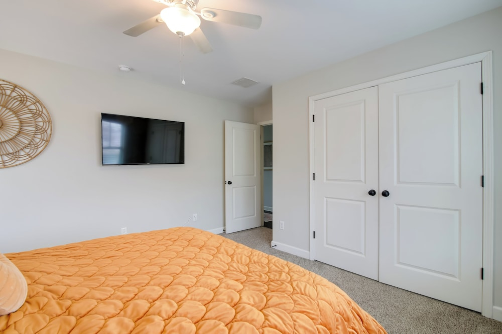 Pool Table! Walkable Stay in Midtown MEM