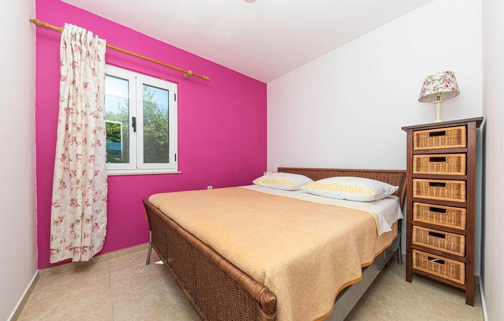 2 Bedroom Cozy Home In Okrug Donji