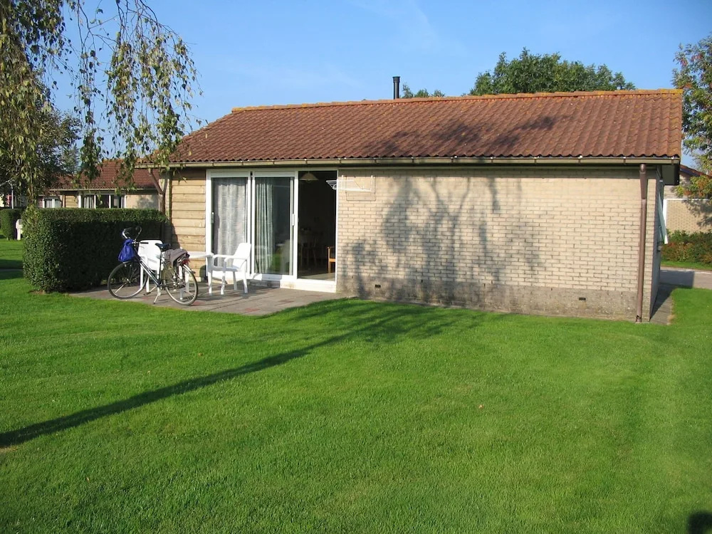 Detached Bungalow with Terrace near Small Beach