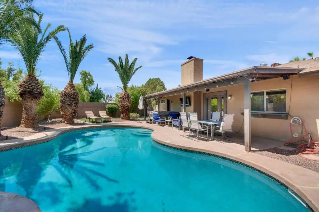4 bdr, Two Master suite, billiards & desert oasis pool