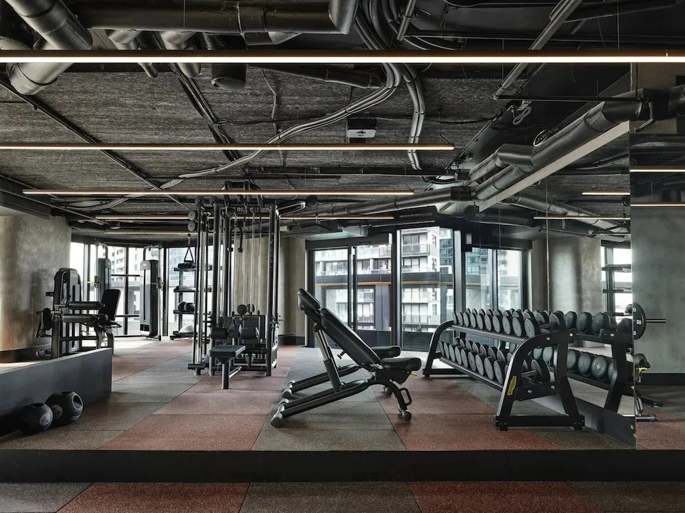 Modern 2BR Southbank Views + Pool Gym Near Casino