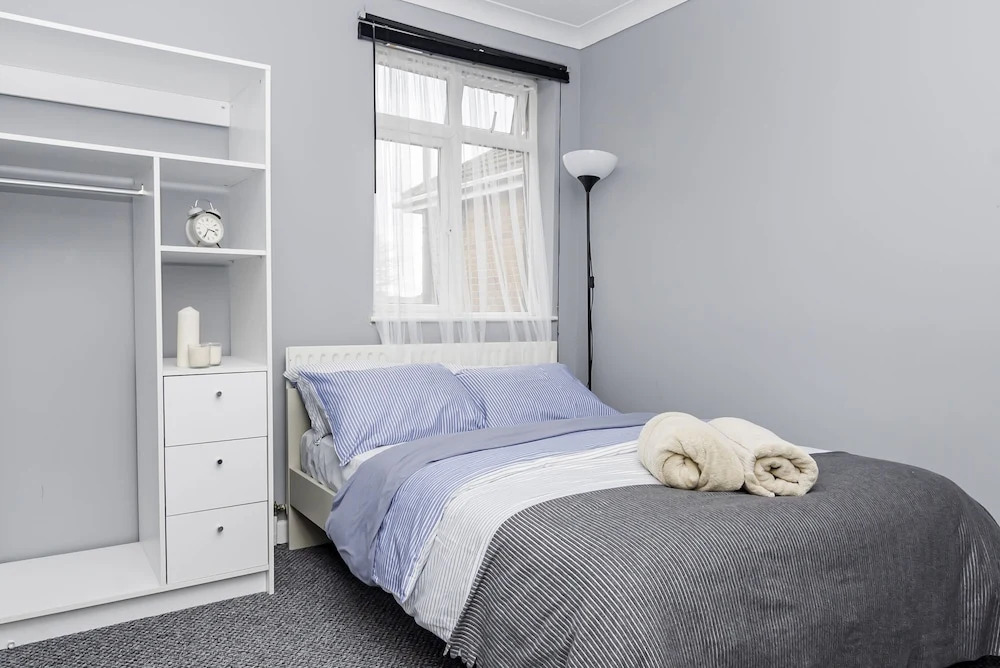 Shirley house 2, Self Catering Guest House, Self Check in, Smart locks, 10 min Walk to Southampton General, Aspire and Princess Anne Hospitals, Access to Fully Equipped Kitchen, Excellent Transport Links, Ideal for Longer Stays and Hospital Shifts