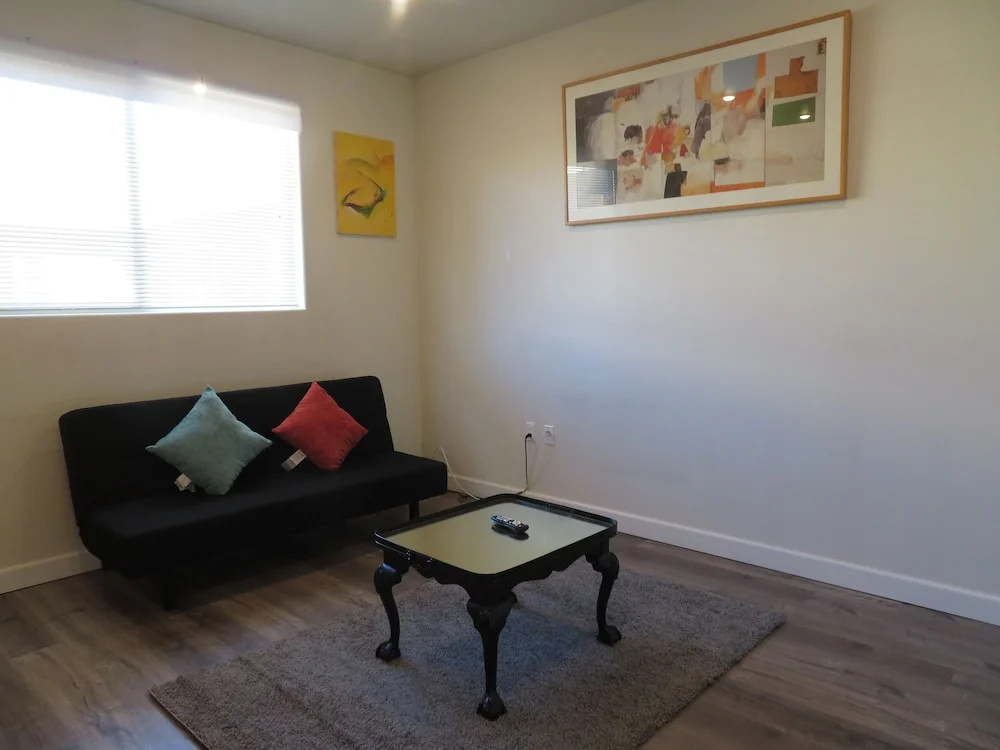 Fully Furnished Apartments near Hollywood