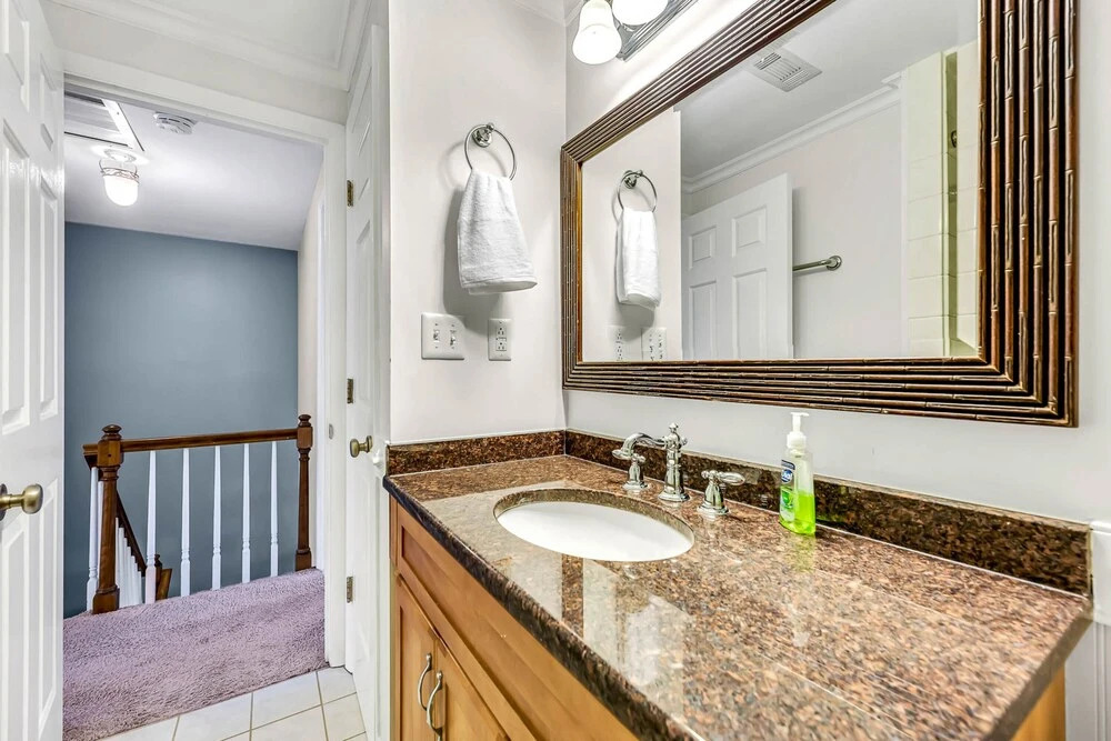 Stylish, spacious Uptown Condo! Perfect for large families and groups! Private patio! Minutes from downtown and airport!