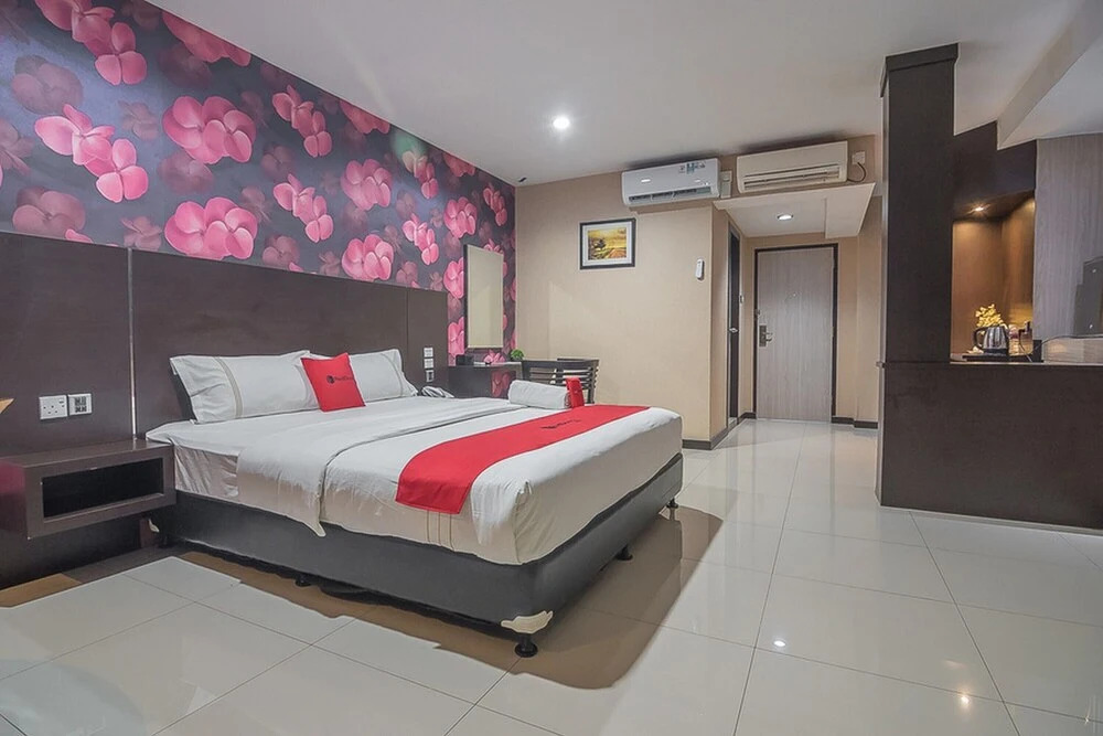 RedDoorz Plus near Harbour Bay Mall Batam