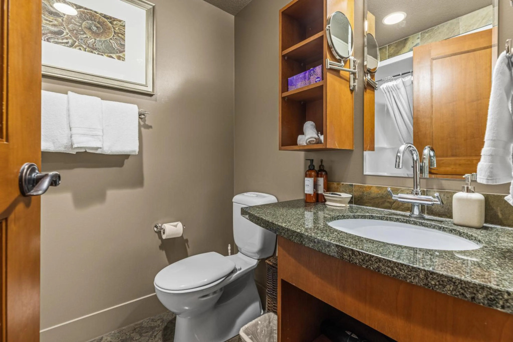 Fenwick Vacation Rental Sophisticated Mountain 2 Bedroom w Pool & Movie Theatre