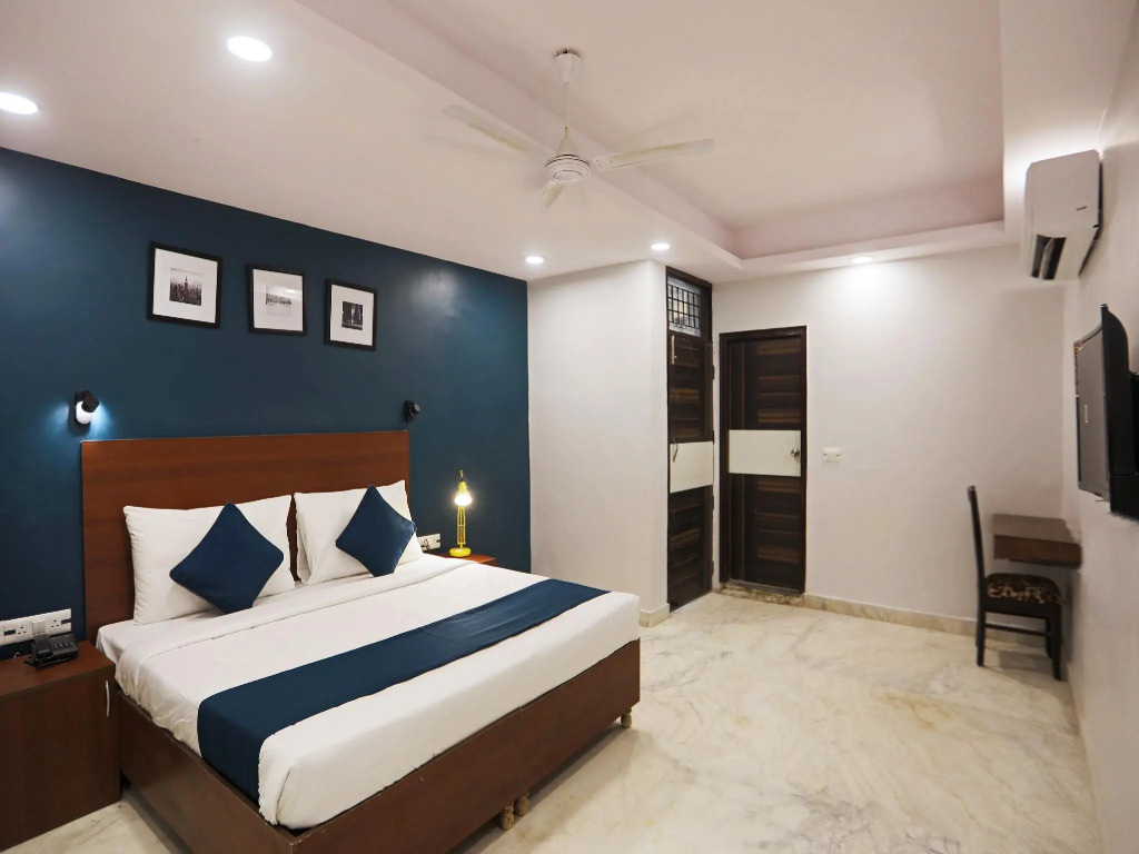 HOTEL SILVERKEY NEAR LIC BUILDING MAIN RD KHODA NEXT TO SHYAM OIL