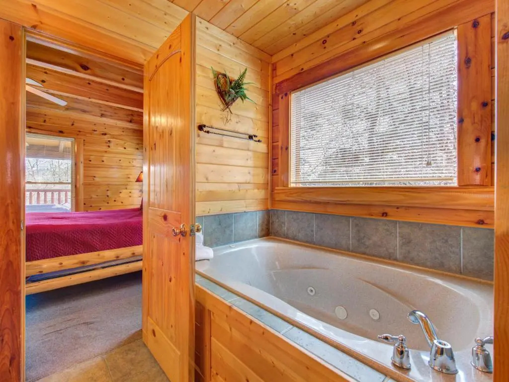 Moonlight Lodge, 8 Bedrooms, Hot Tub, Wi-Fi, Pool, Sleeps 40