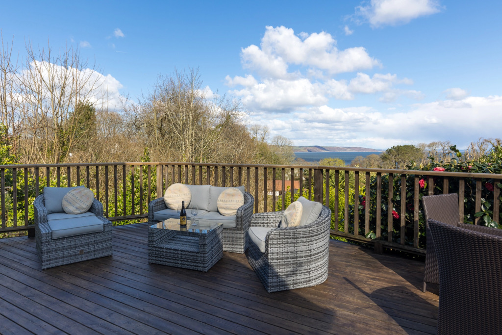 Glendale Cottage - Sea Views, Beach Access, Hot Tub
