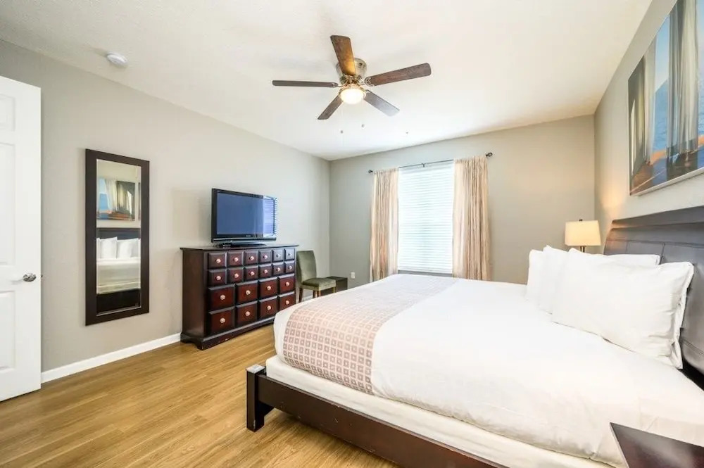 3 Bedroom Premium Lakeview [cdc Compliant] l 1012 Condo