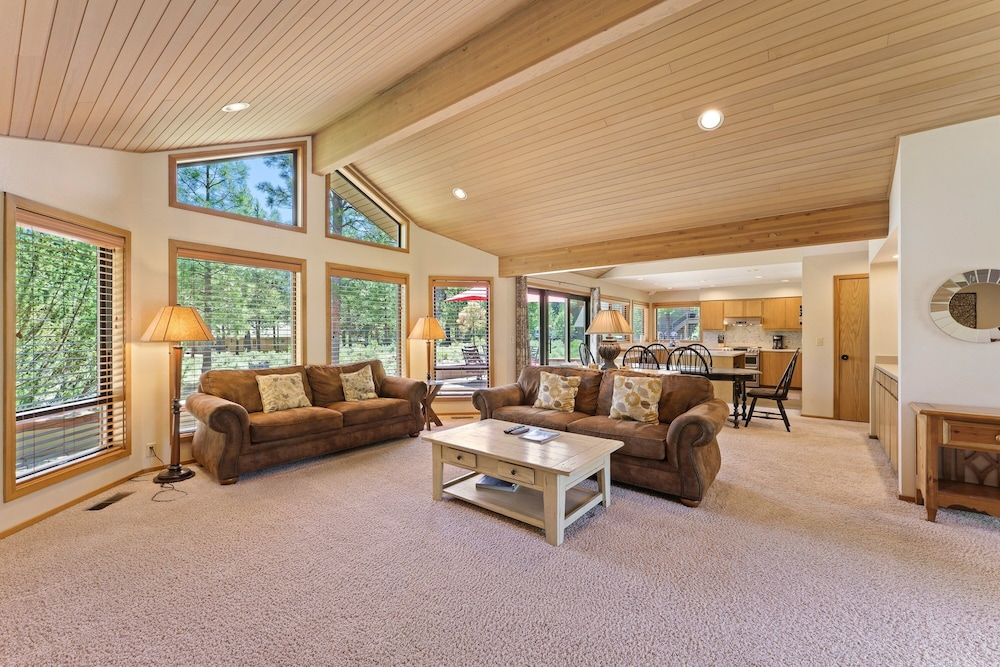 10 Tan Oak Home features Private Hot Tub and BBQ on the Deck by RedAwning