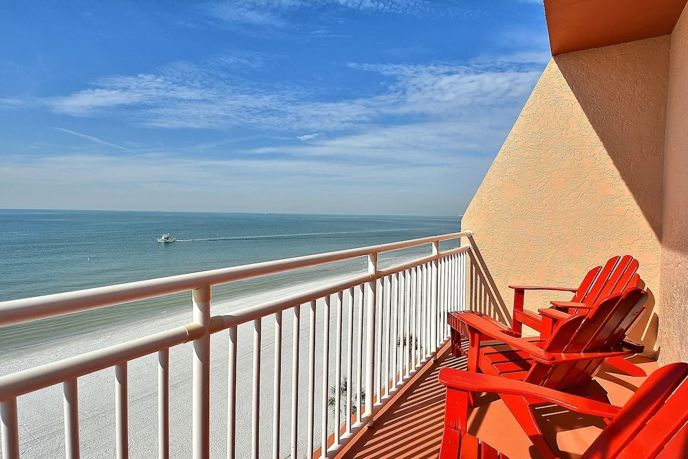 Sunset Chateau 609 Top Floor/ Amazing Views/ Great Location!
