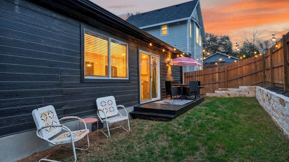 Eastside Keys by Avantstay Bright East Austin Stay + Backyard Dining + Near 6th St and Downtown