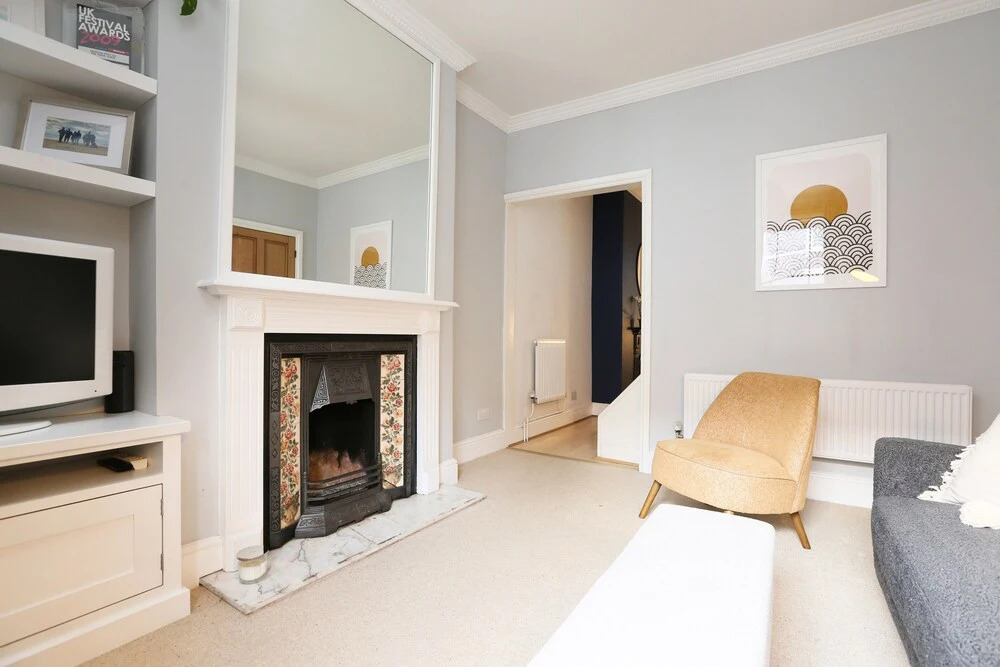 Elegant 2BD House in Colourful Cliftonwood