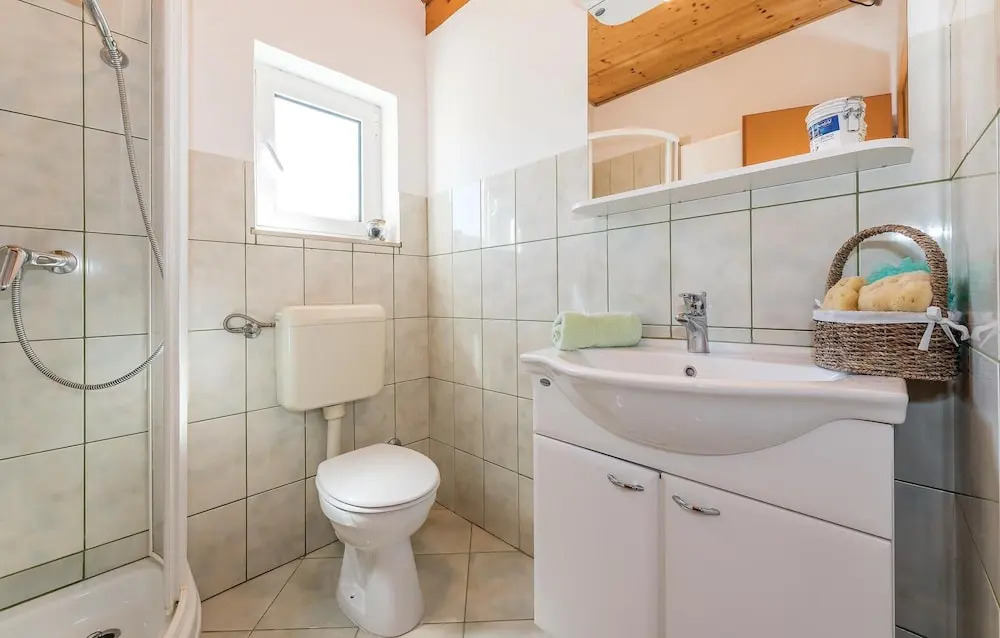 Beautiful Apartment in Brodarica With Wifi and 3 Bedrooms