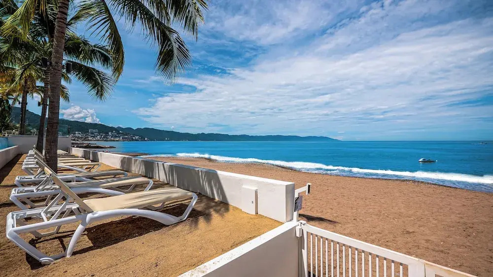 3BR with Private Pool on the Ocean