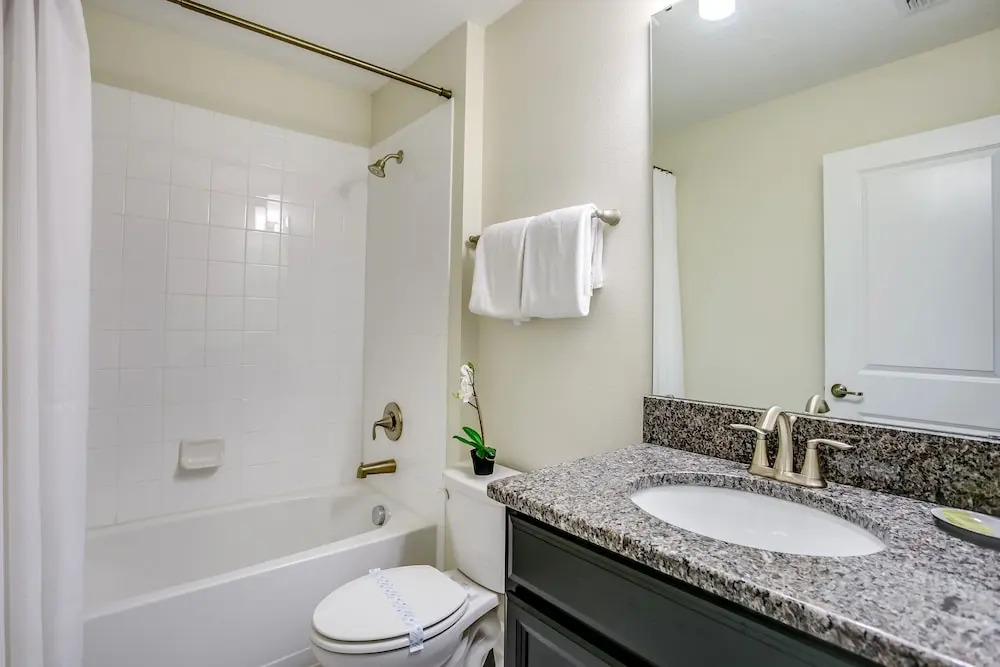 5 Bdrm Gated Golf Community Villa