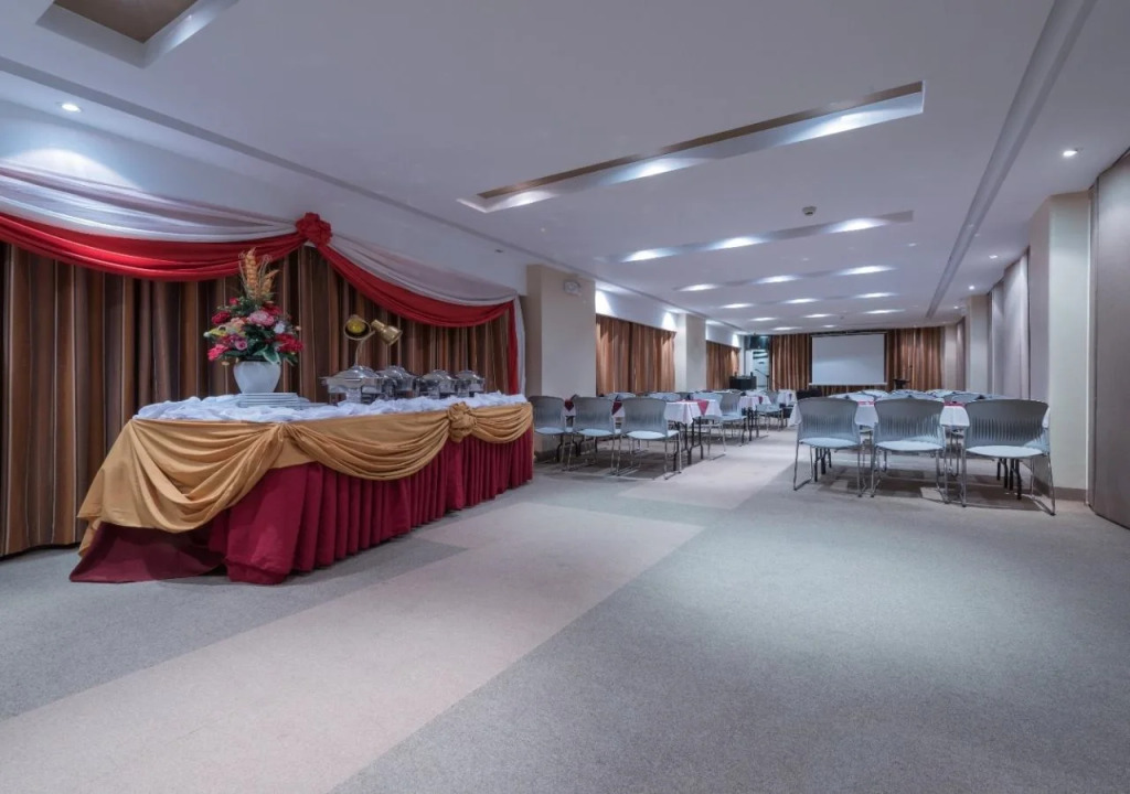 Court Meridian Hotel & Suites