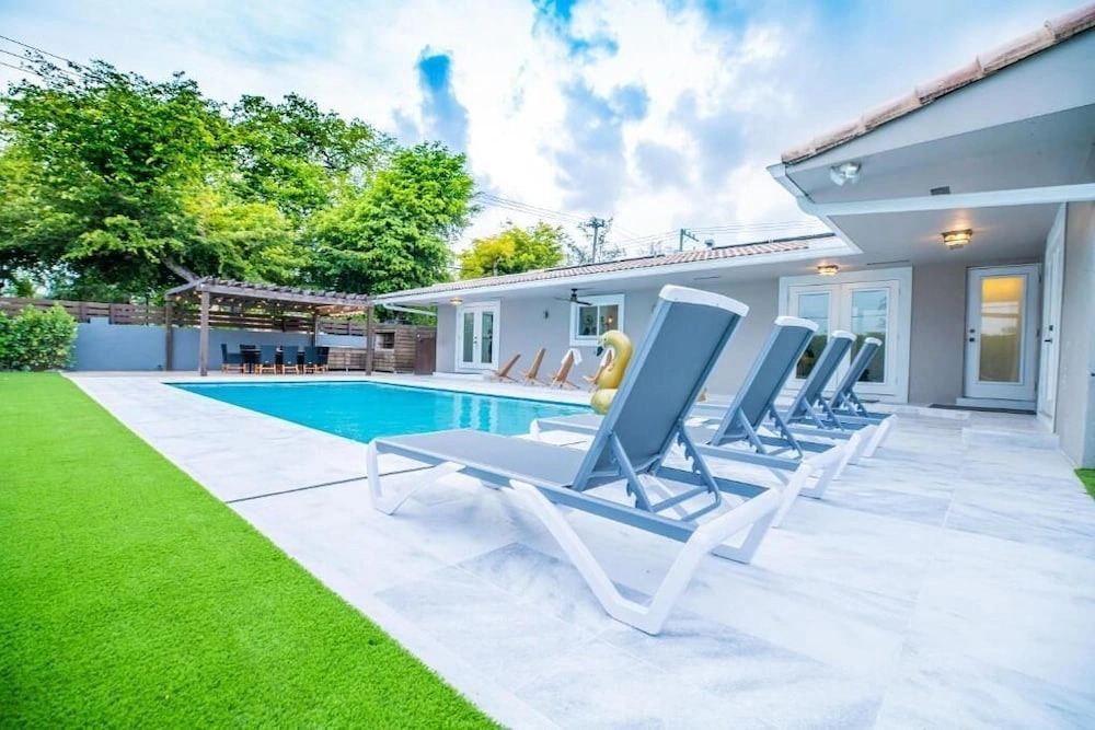 Cozy Villa Grill Mini Golf Pool