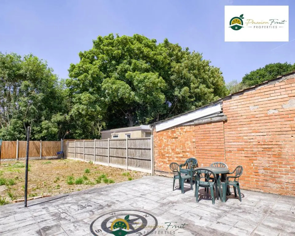 3 Bedroom Coventry House By Passionfruitproperties with Free Wi-fi, Large Garden and Driveway - 52NRC