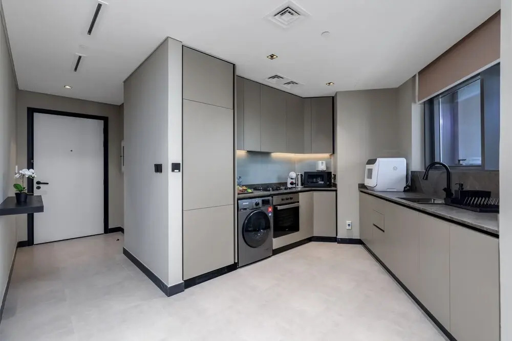Waves - Elegant Waterfront Living in Dubais Business Bay