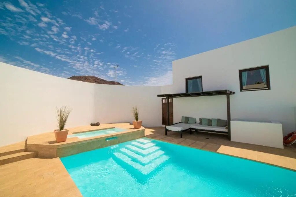 6 Bedroom Luxury Villa 300m from the water front