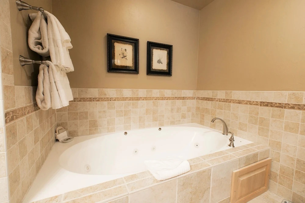 Premium Luxury Three Bedroom Suite with Hot Tub