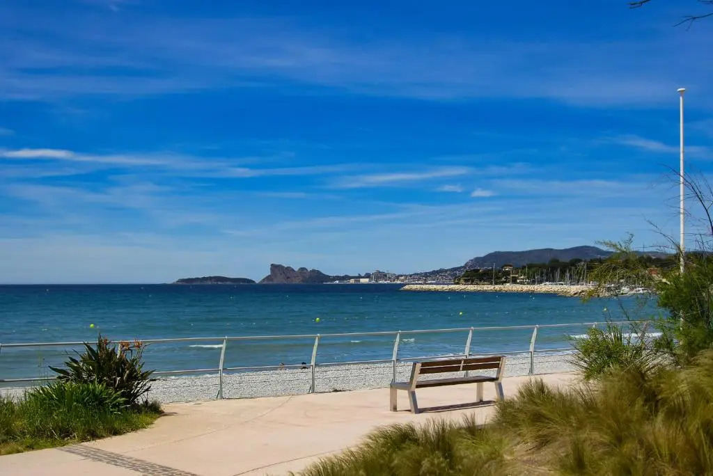 Galant Appartement en bord de mer avec terrasse