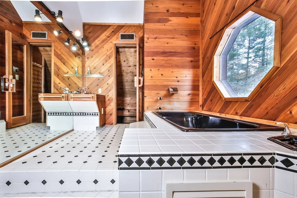 Pickerel Lodge - 4 Br Home