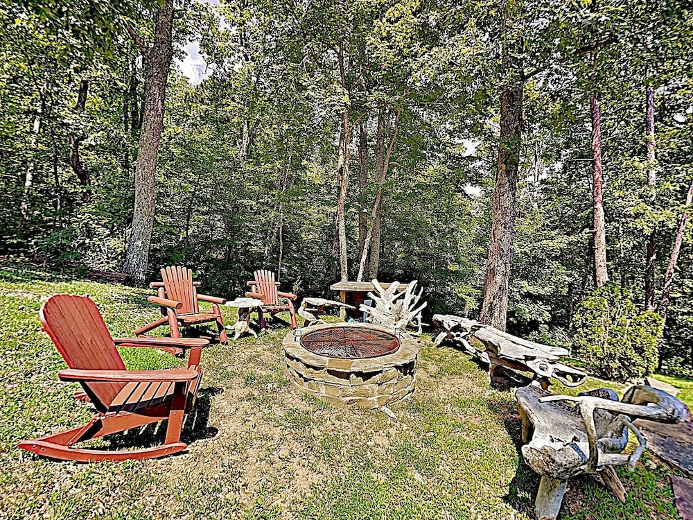 Mountain-view On 1.61 Acres - Sleeps 25 7 Bedroom Villa