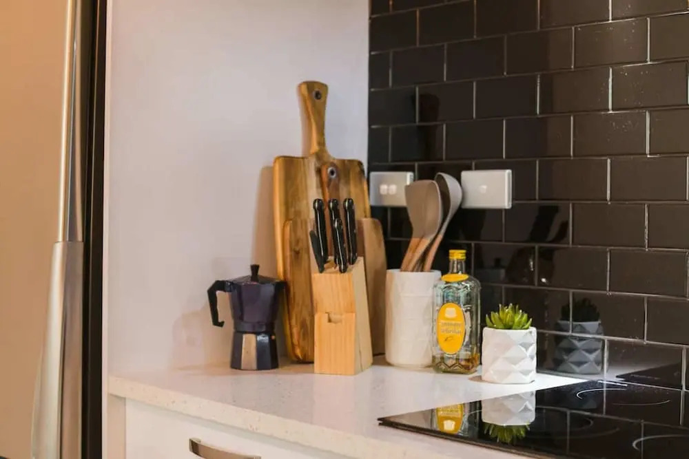 Modern 1 Bedroom Apartment With Spacious Courtyard in CBD